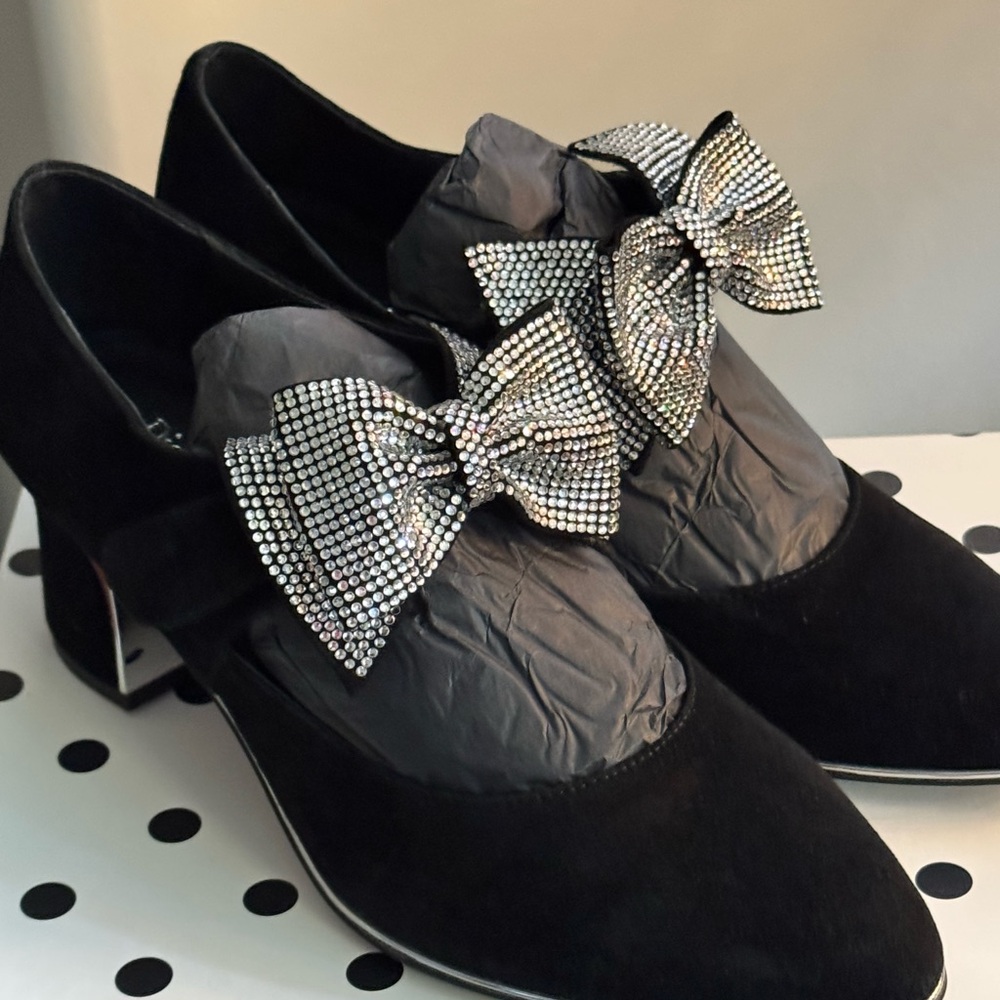 Django & Juliette Chic Black Heels with Sparkling Bow
